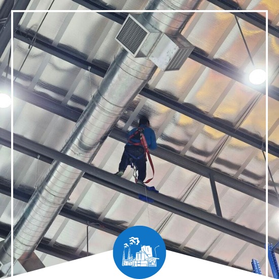 ปัดหยากไย่ เช็ดโครงหลังคา เครื่องจักร